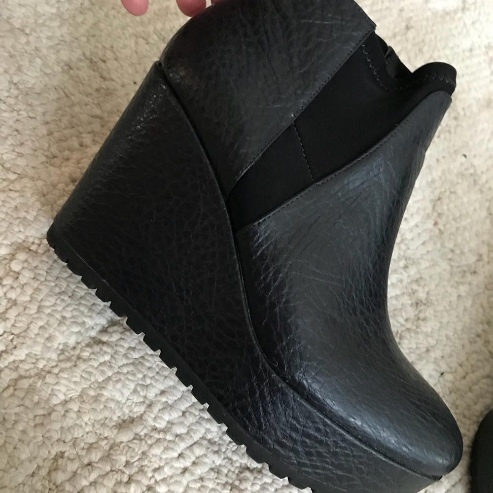 New Vera Wang Black wedges